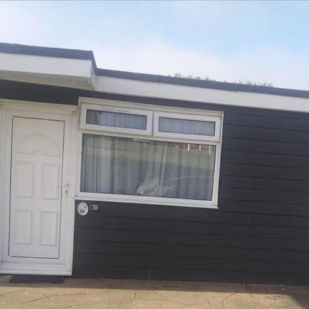 2 Bedroom Chalet Near The Beach Brading Kültér fotó