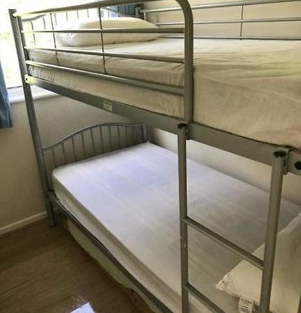 2 Bedroom Chalet Near The Beach Brading Kültér fotó