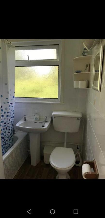2 Bedroom Chalet Near The Beach Brading Kültér fotó