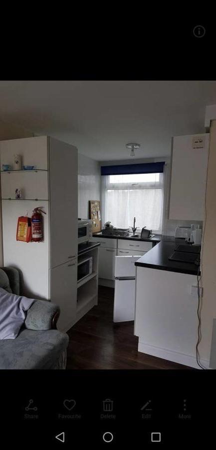 2 Bedroom Chalet Near The Beach Brading Kültér fotó