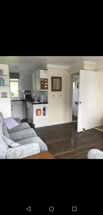 2 Bedroom Chalet Near The Beach Brading Kültér fotó