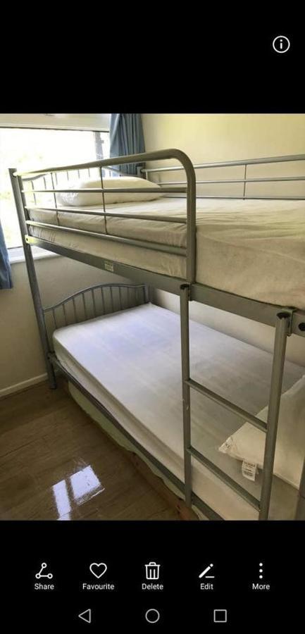 2 Bedroom Chalet Near The Beach Brading Kültér fotó